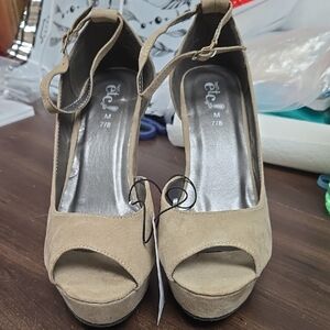 Rue 21 Size 7/8 Beige Greno Wedge Peep Toe Platform Sandals